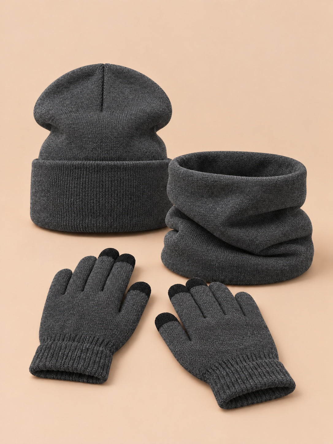 Ensemble bonnet, tour de cou et gants gris fonce, vue de face.