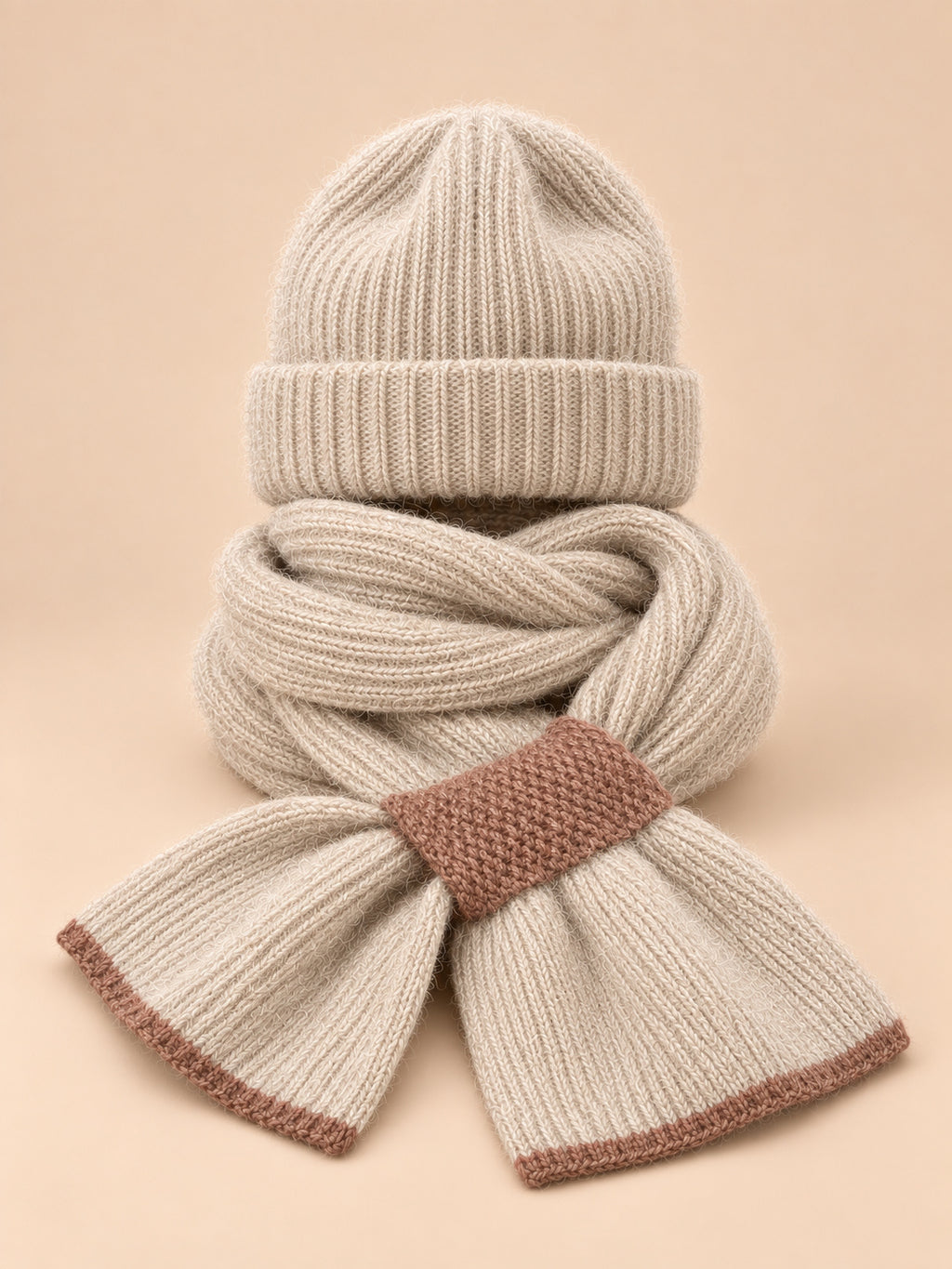 Conjunto de gorro y bufanda de mujer en punto de peluche, color beige, vista frontal