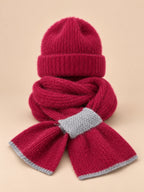 Ensemble bonnet et écharpe peluche, bordeaux, vue de face sur fond pêche sable.