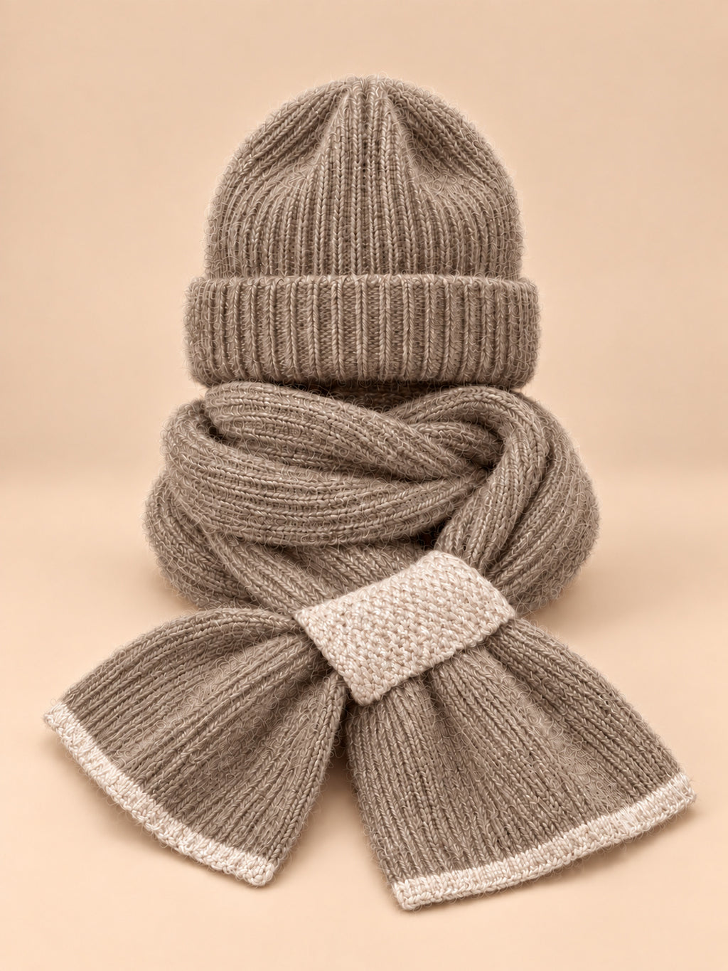 Conjunto de gorro y bufanda de mujer en punto de peluche, color caqui, vista frontal