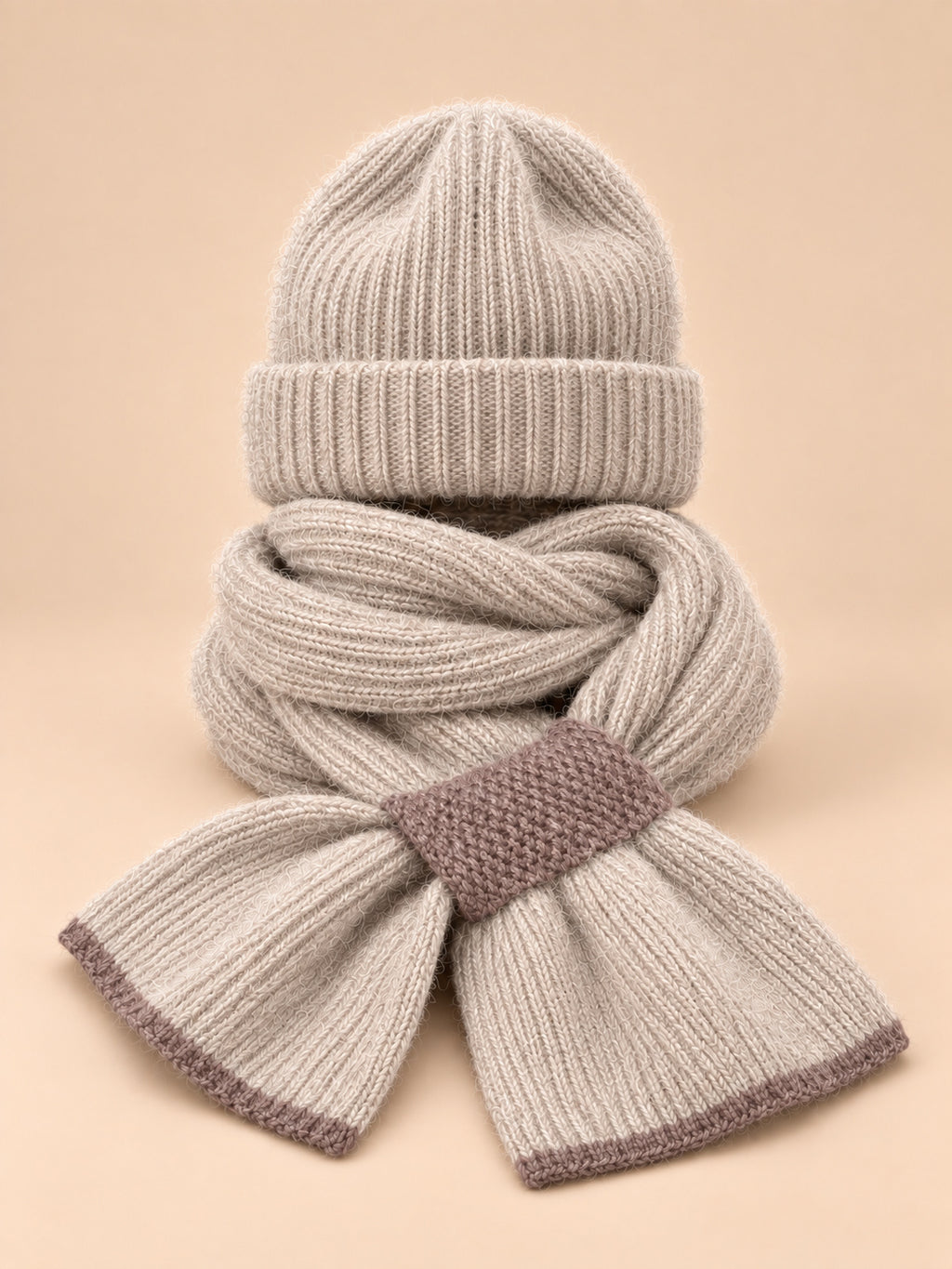 Conjunto de gorro y bufanda de mujer en punto de peluche, color marrón claro, vista frontal