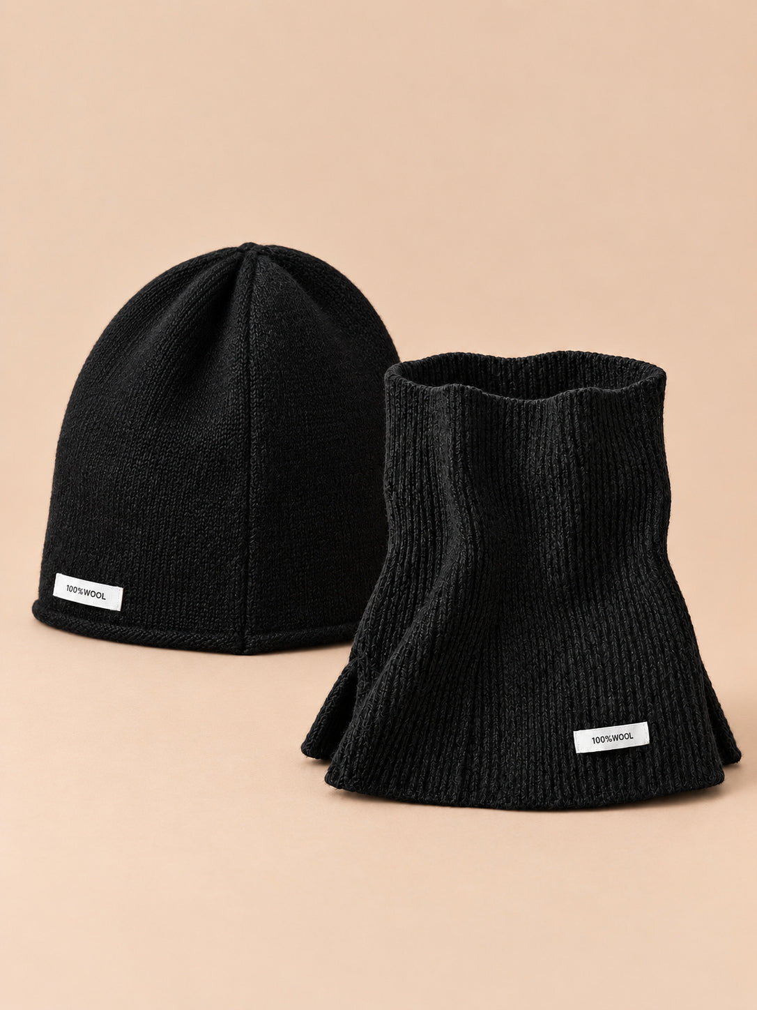 Ensemble bonnet et écharpe fendue en pure laine, noir, vue de trois quarts.