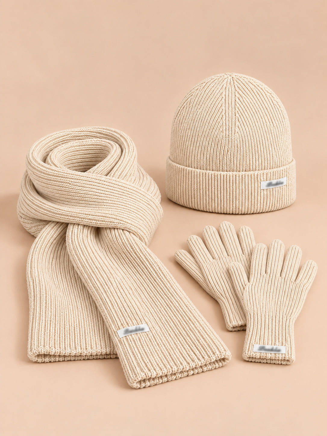 Ensemble bonnet, écharpe et gants femme style coréen, blanc cassé, vue de face.