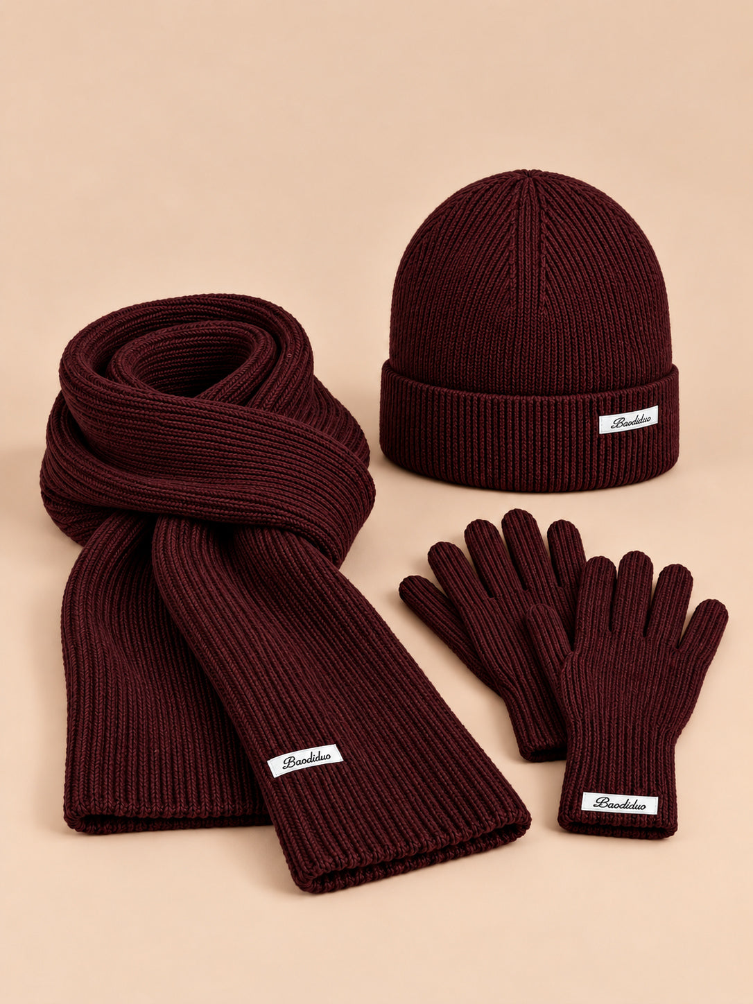 Ensemble bonnet, écharpe et gants femme style coréen, brun rouge, vue de face.