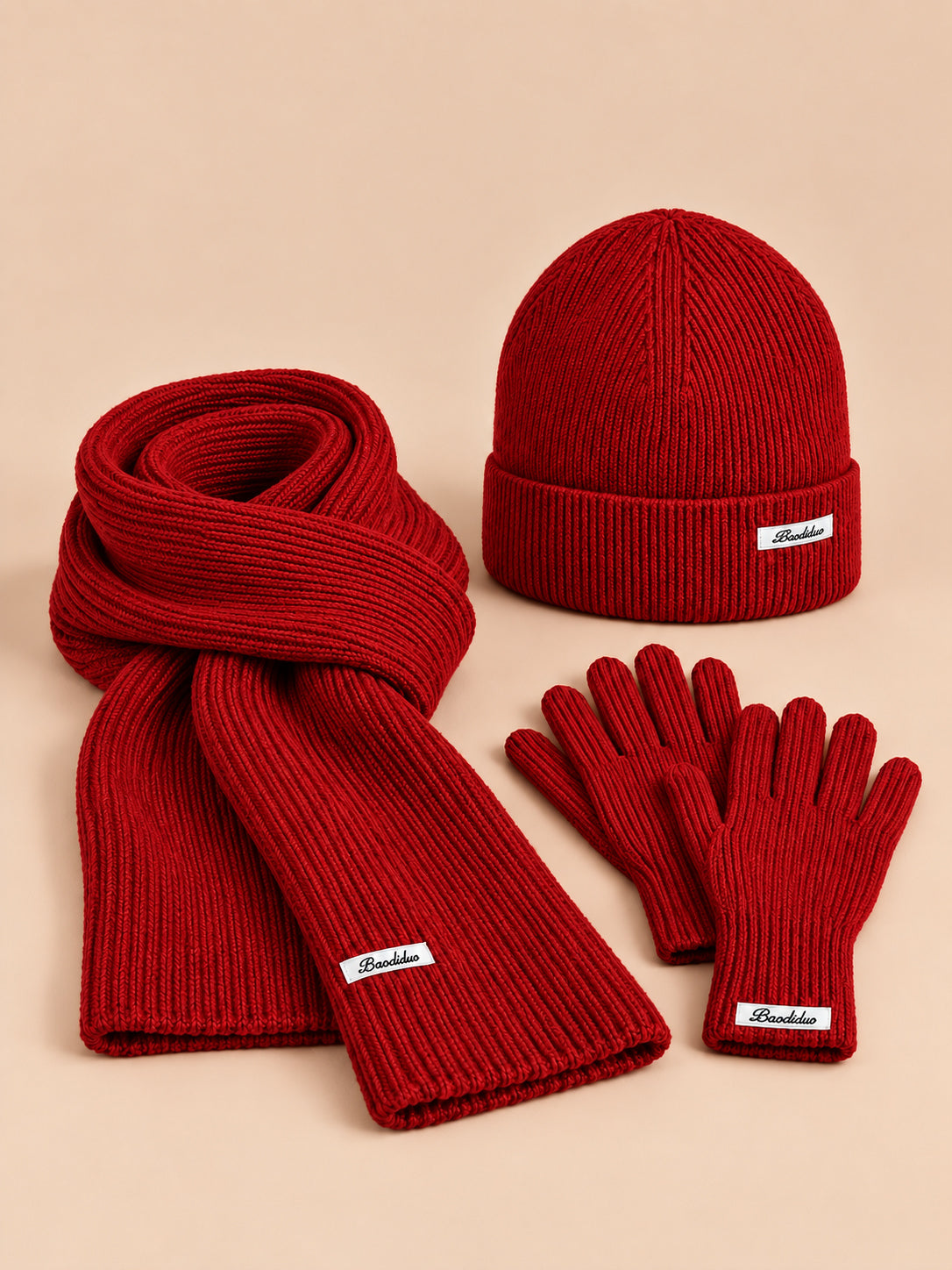 Ensemble bonnet, écharpe et gants femme style coréen, rouge, vue de face.