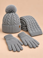 Ensemble bonnet à pompon écharpe et gants tactiles gris, vue de trois quarts.