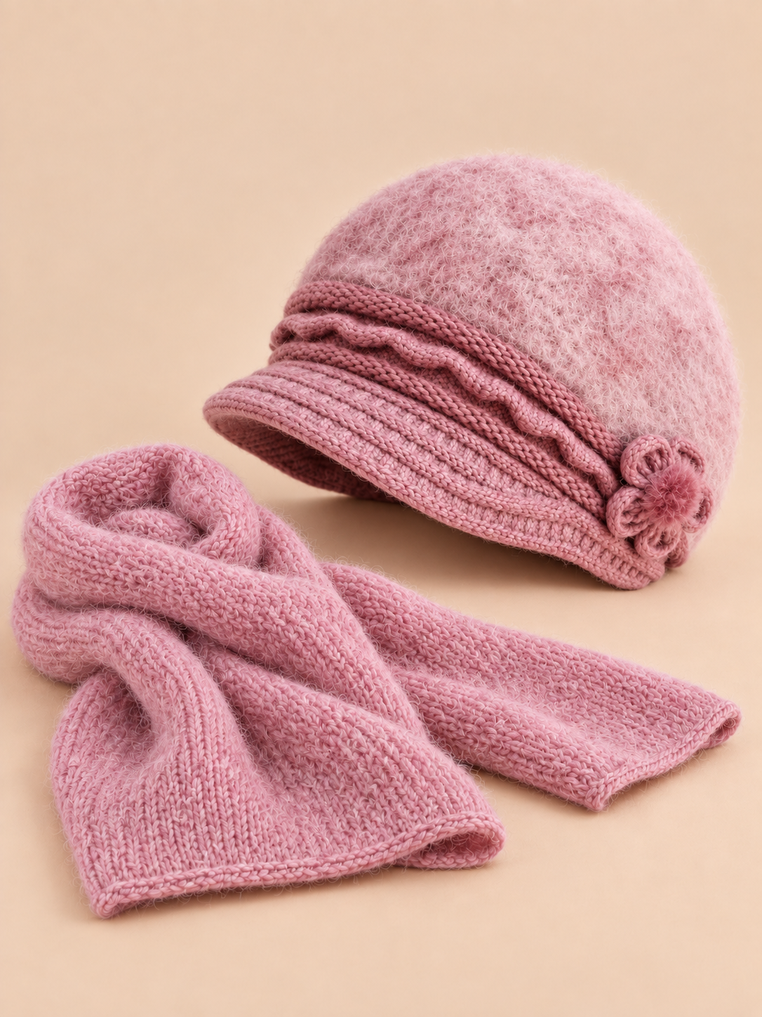 Bonnet femme à fleurs et écharpe, coloris rose violet, vue de trois quarts.