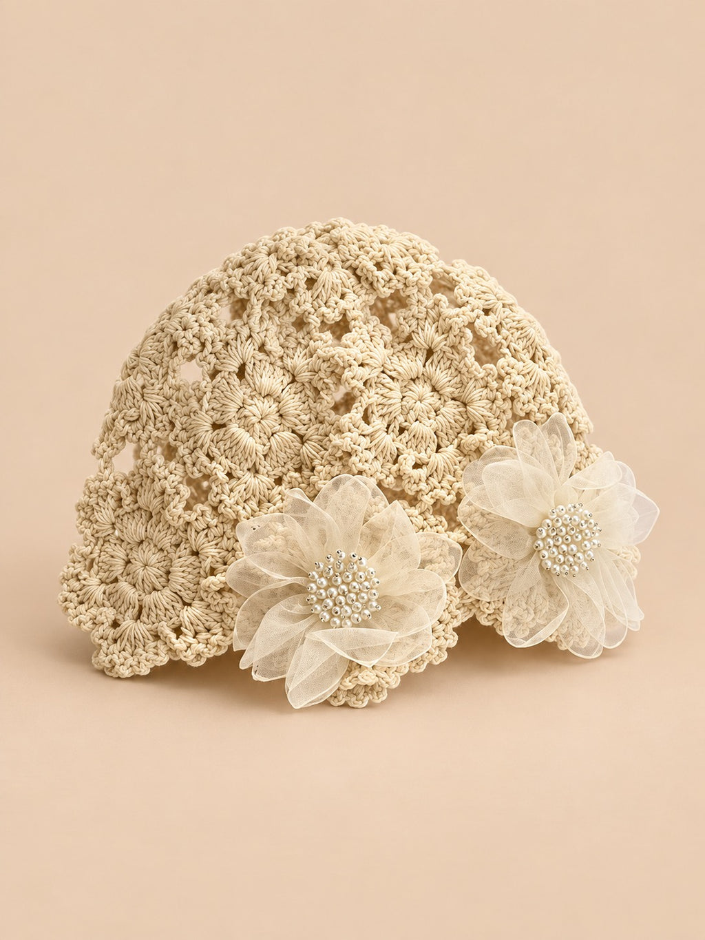 Gorro de algodón con flores a ganchillo, estilo japonés, color beige, vista de tres cuartos