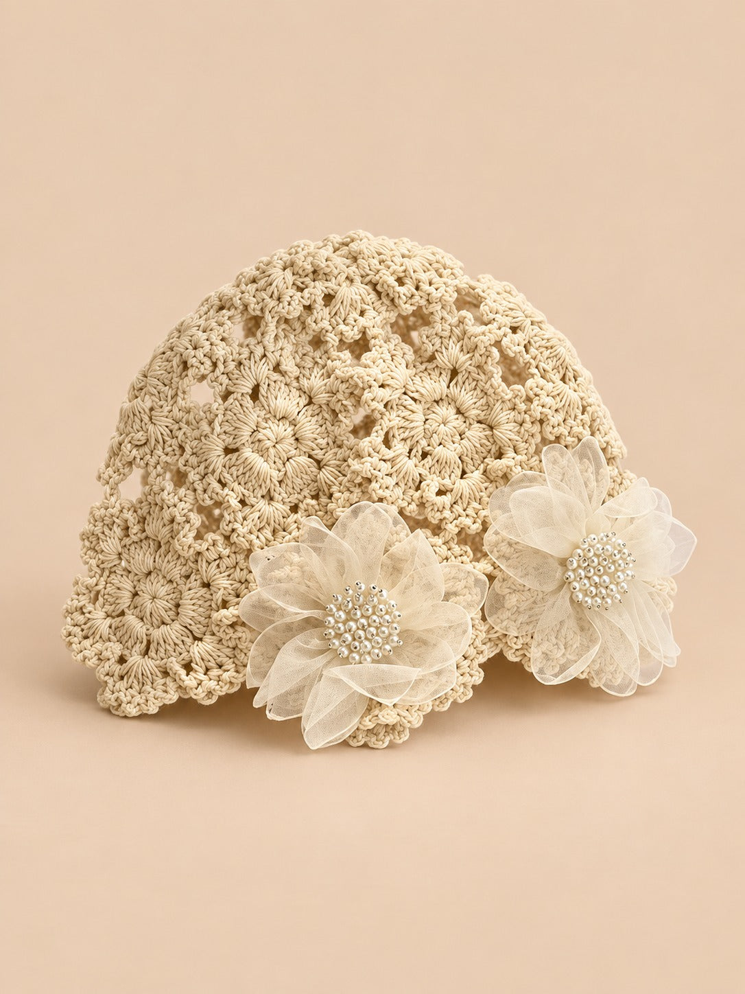 Bonnet fleuri en coton au crochet, beige, vue de trois quarts