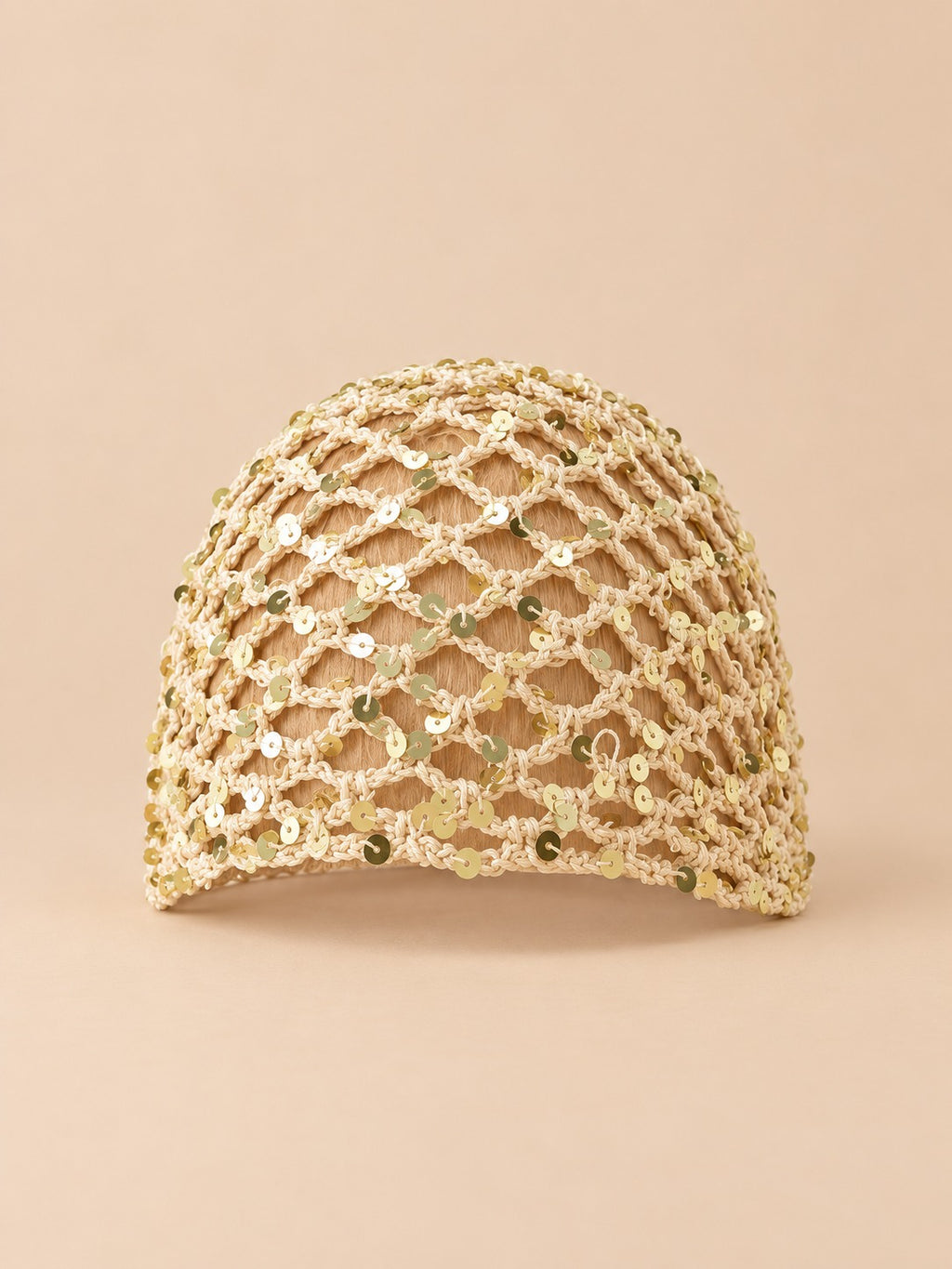 Gorro pañuelo de rejilla de punto calado, color beige, vista frontal en la fotografía del producto