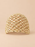 Gorro pañuelo de rejilla de punto calado, color beige, vista frontal en la fotografía del producto