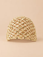 Gorro pañuelo de rejilla de punto calado, color beige, vista frontal en la fotografía del producto