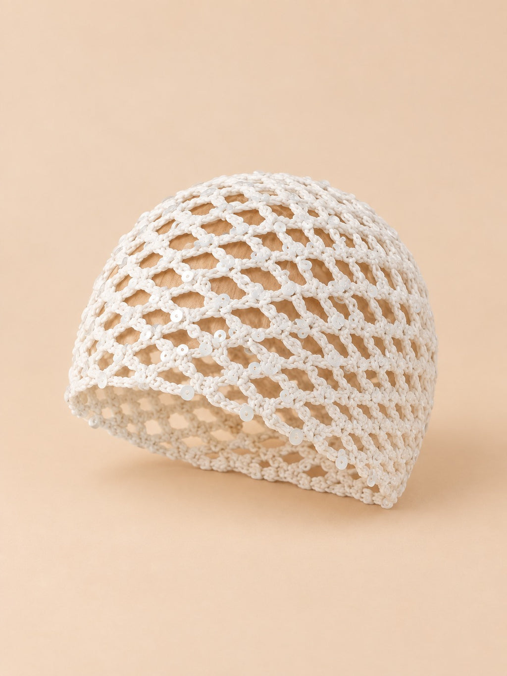 Gorro pañuelo de rejilla de punto calado, color blanco, vista de tres cuartos en la fotografía del producto