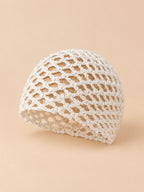 Gorro pañuelo de rejilla de punto calado, color blanco, vista de tres cuartos en la fotografía del producto
