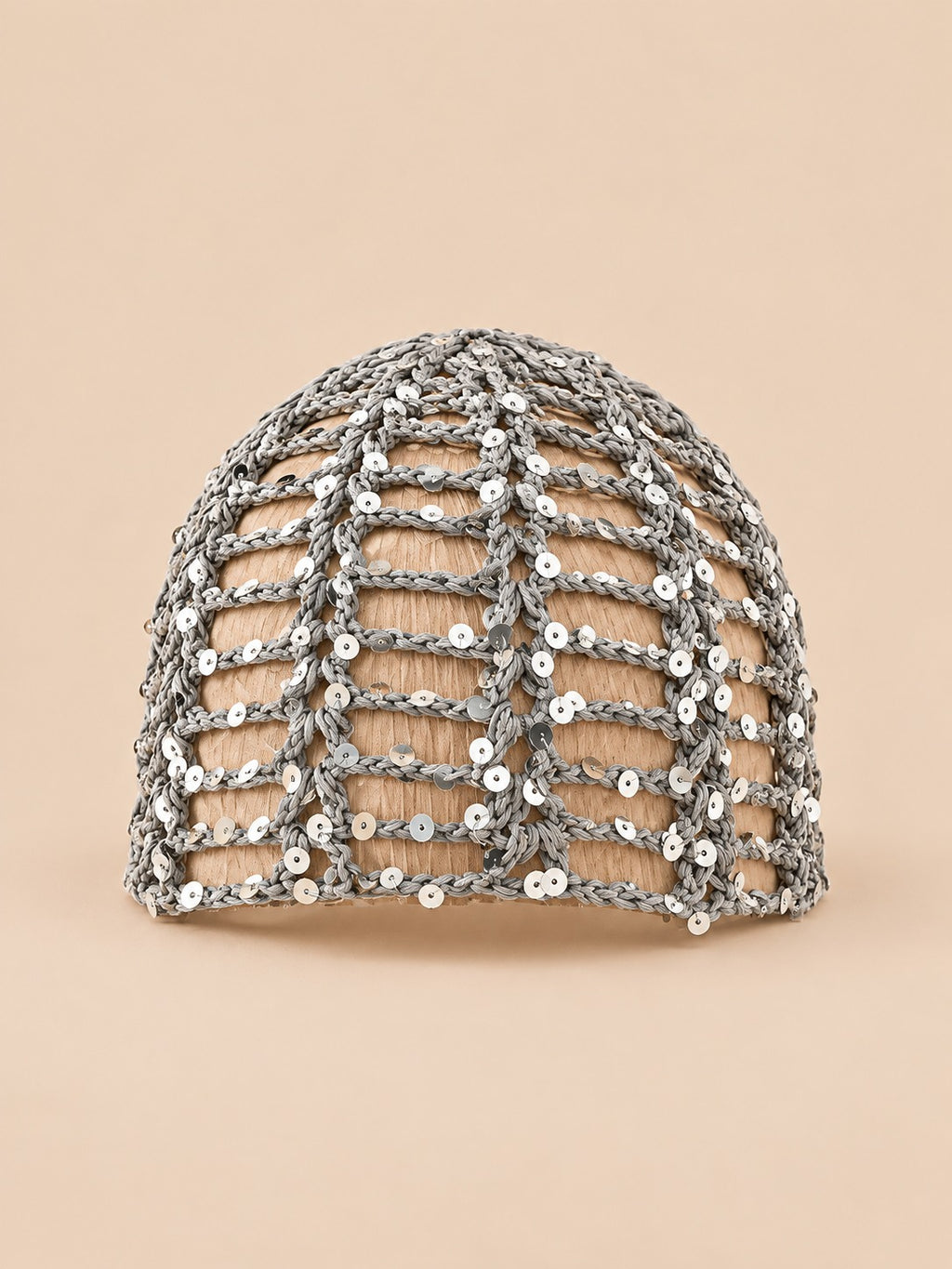 Gorro pañuelo de rejilla de punto calado, color gris, vista frontal en la fotografía del producto