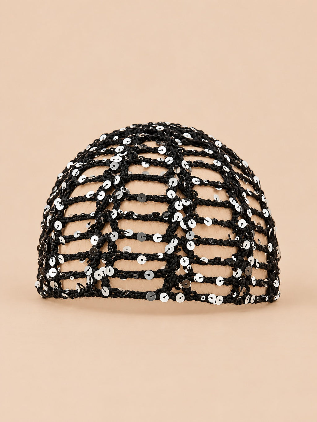 Gorro pañuelo de rejilla de punto calado, color negro, vista frontal en la fotografía del producto