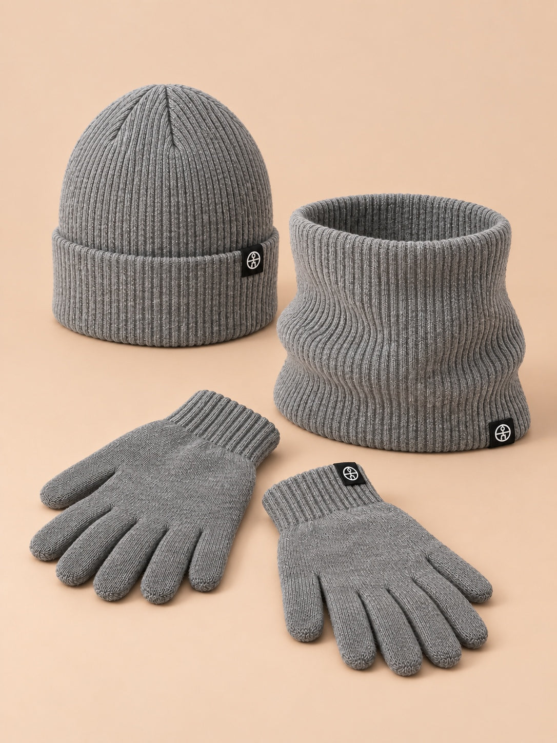 Ensemble bonnet, tour de cou et gants gris, vue de trois quarts.