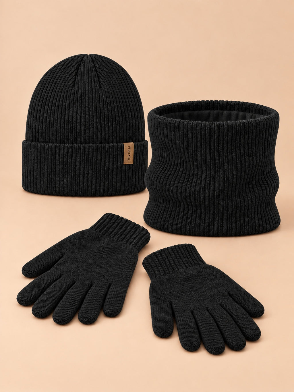 Ensemble bonnet, tour de cou et gants noir, vue de face.