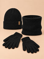Ensemble bonnet, tour de cou et gants noir, vue de face.