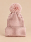 Bonnet de ski rose sans logo à gros pompon assorti et revers côtelé, vue de face.