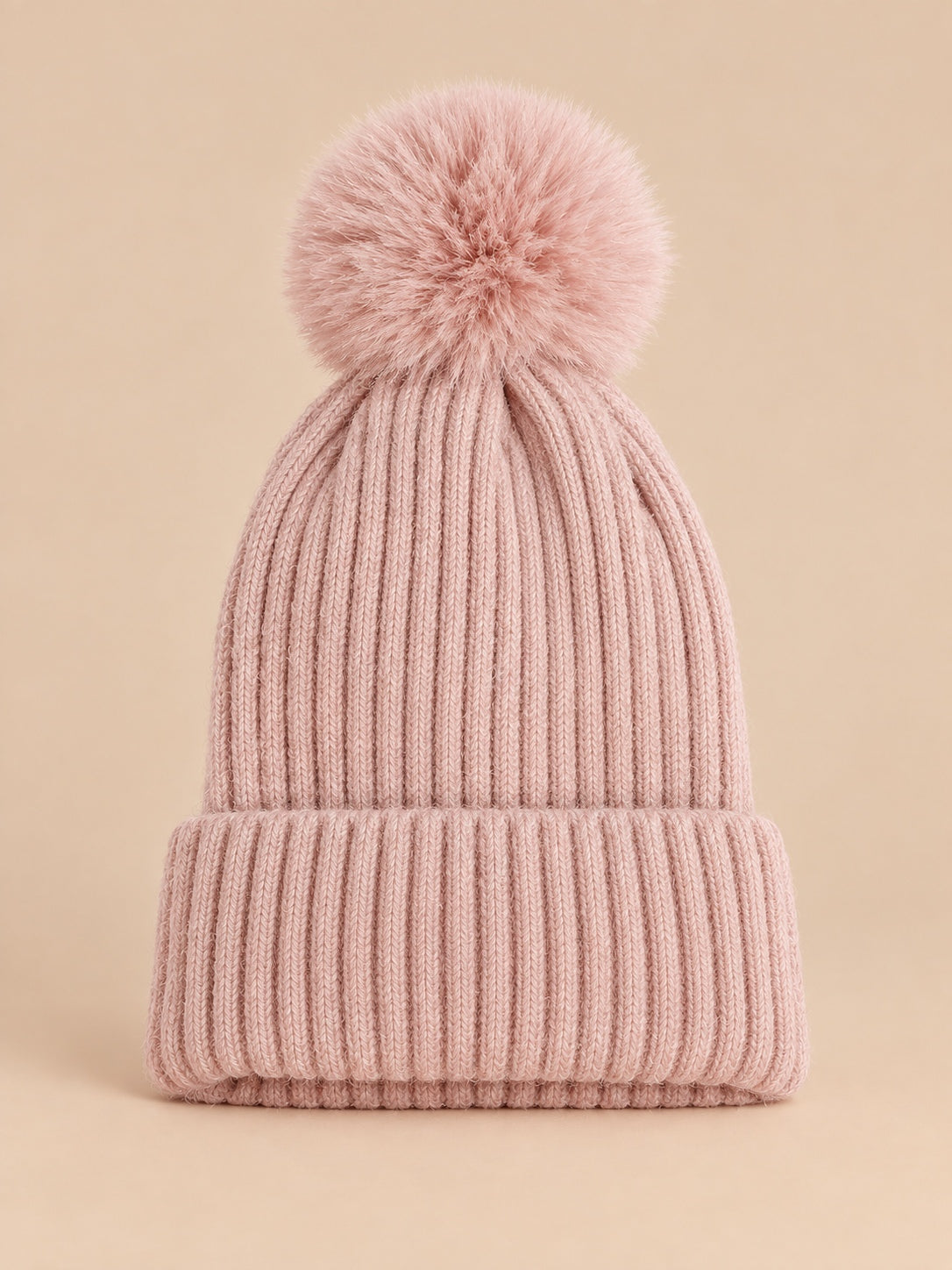 Bonnet de ski rose sans logo à gros pompon assorti et revers côtelé, vue de face.