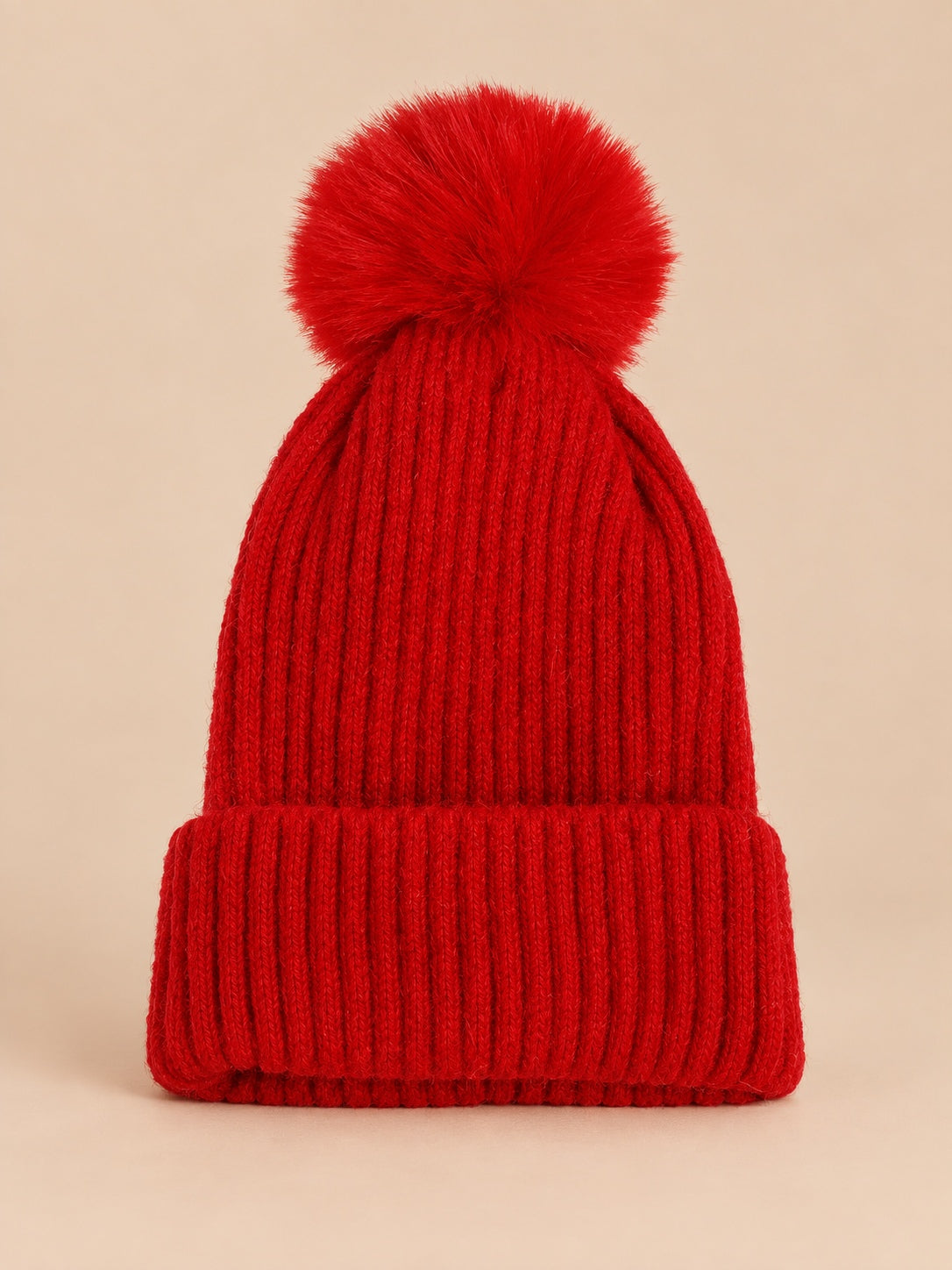 Bonnet de ski rouge sans logo, maille côtelée à revers et gros pompon assorti, vue de face.