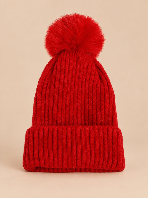Gorro de esquí rojo sin logo con pompón grande y suave, fotografiado en su vista frontal