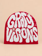 Gorro hip-hop rojo y blanco de punto con el texto GRIND VISIONS, fotografiado en su vista frontal