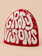 Gorro hip-hop de punto con letras, estilo streetwear, colores rojo y blanco, GRIND VISIONS, vista de tres cuartos