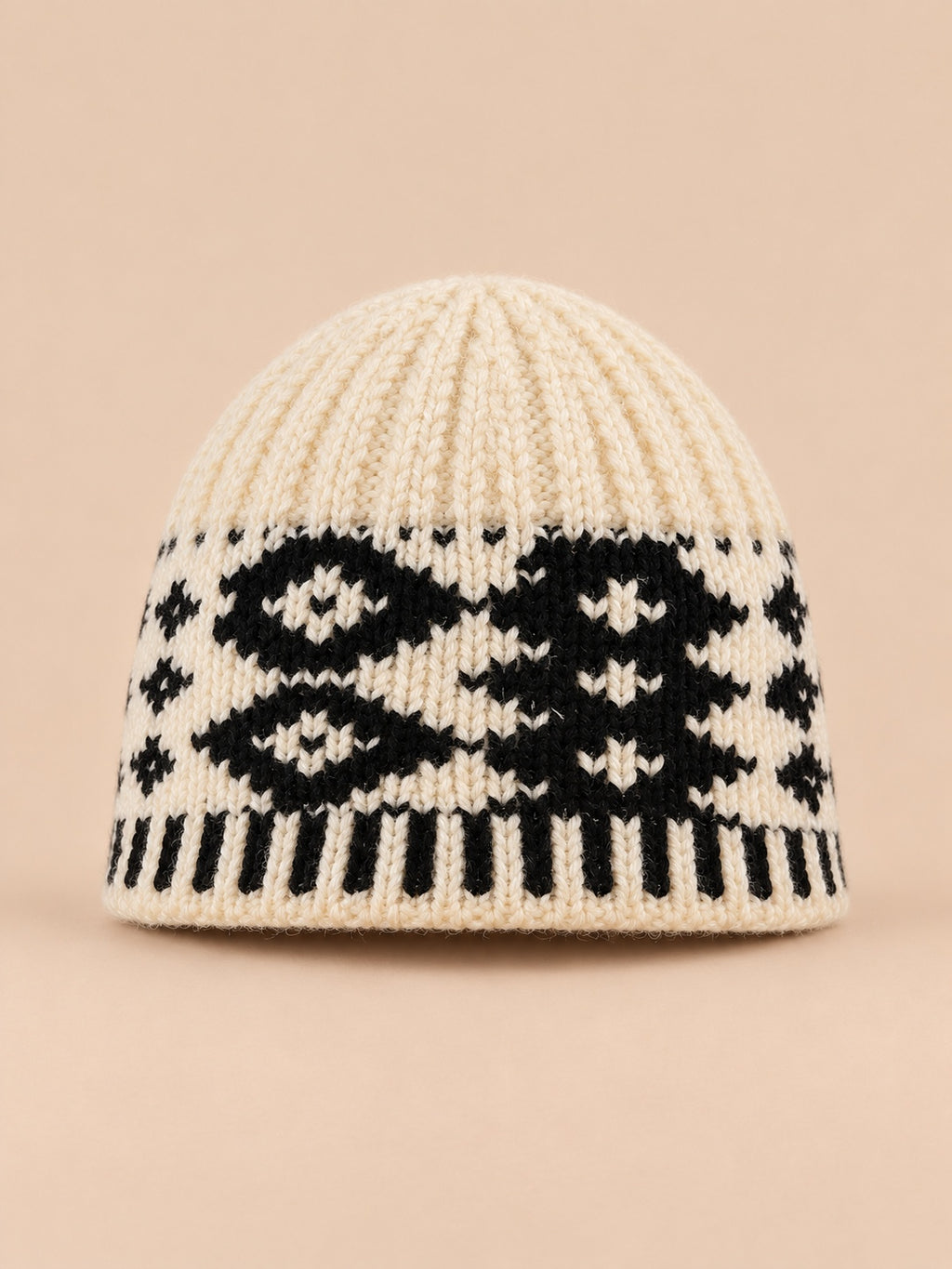 Gorro con orejeras y rombos bordados, estilo retro, color beige, vista frontal en la fotografía del producto