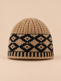 Gorro con orejeras y rombos bordados, estilo retro, color caqui, vista frontal en la fotografía del producto