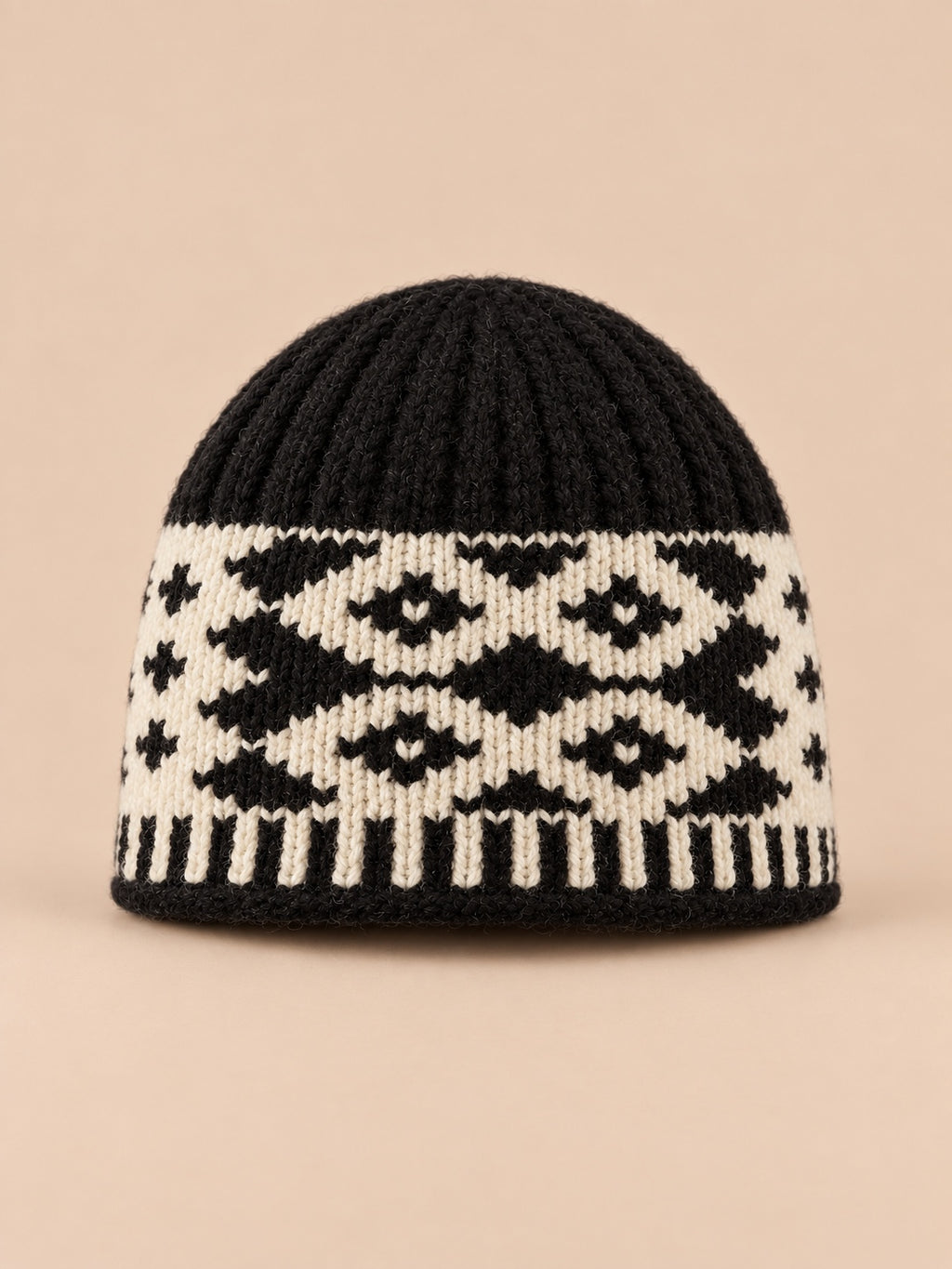 Gorro con orejeras y rombos bordados, estilo retro, color negro, vista frontal en la fotografía del producto