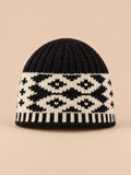 Gorro con orejeras y rombos bordados, estilo retro, color negro, vista frontal en la fotografía del producto