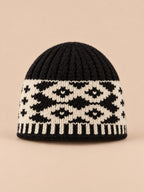 Gorro con orejeras y rombos bordados, estilo retro, color negro, vista frontal en la fotografía del producto