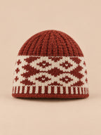 Bonnet à losanges rétro rouge, maille à motifs géométriques, vue de face.