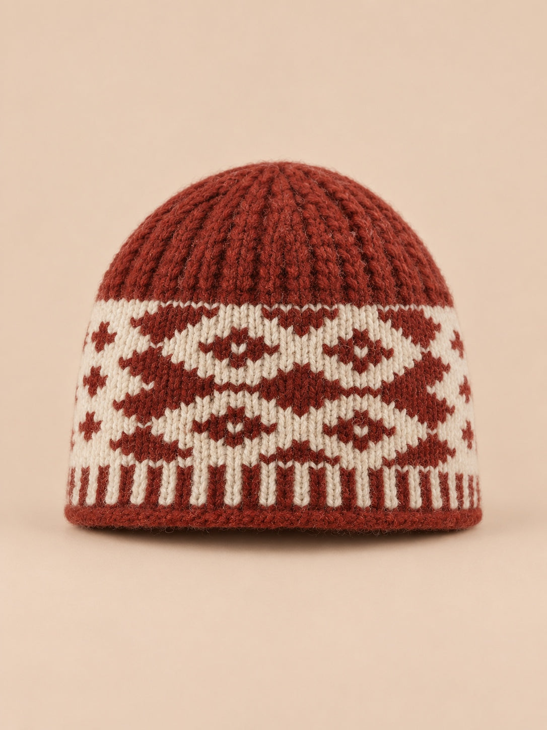 Bonnet à losanges rétro rouge, maille à motifs géométriques, vue de face.