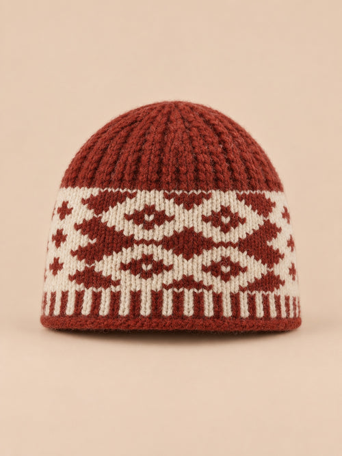 Gorro peruano rojo con orejeras y motivo retro de rombos bordados, fotografiado en su vista frontal