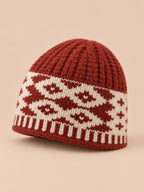 Bonnet à losanges rétro rouge, maille à motifs géométriques, vue de trois quarts.
