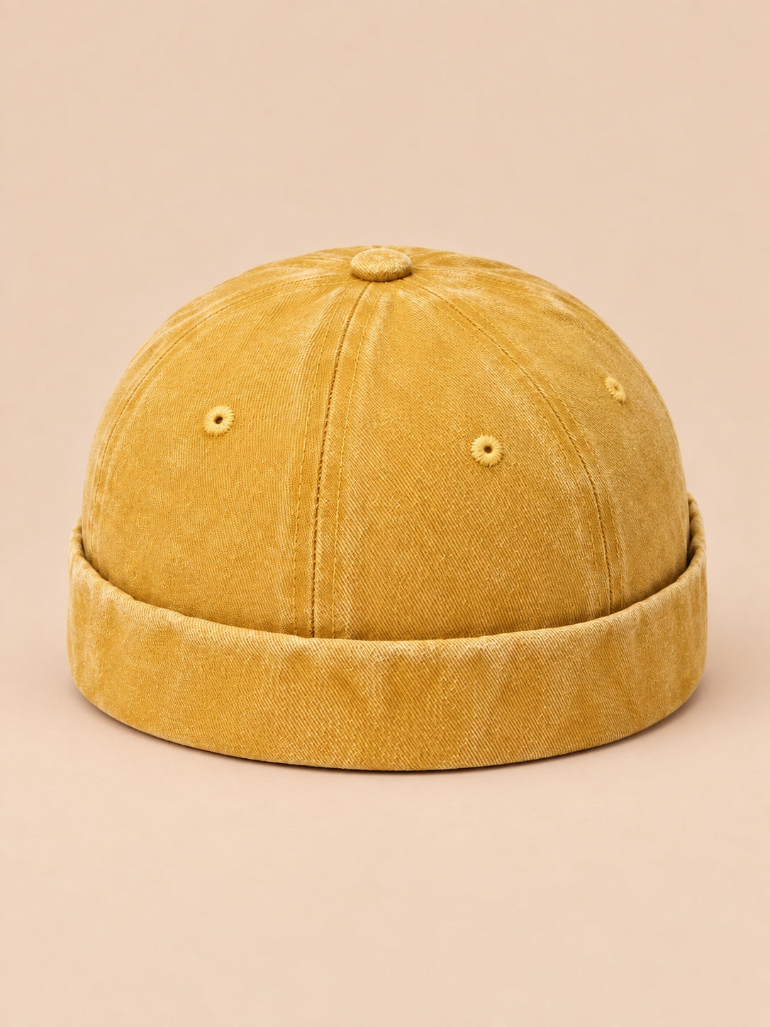 Bonnet marin docker en denim délavé jaune, vue de face.