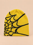 Gorro amarillo y negro con motivo de telaraña, modelo para todas las estaciones, fotografiado de frente