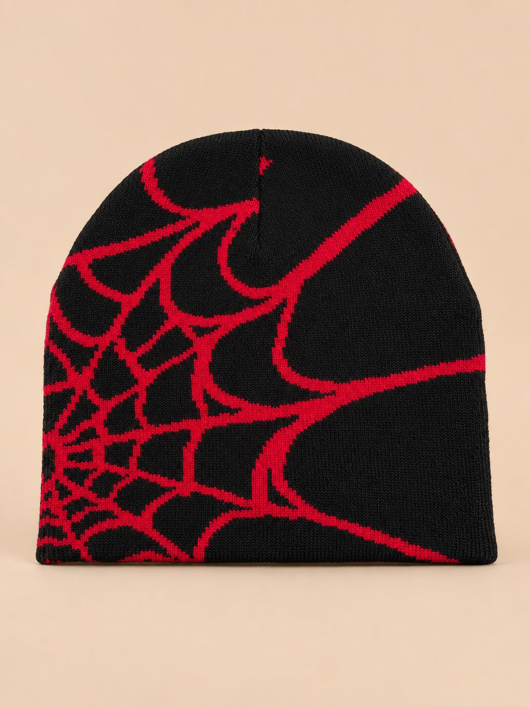 Bonnet motif toile d'araignée noir à toile rouge, vue de face sur fond pêche sable
