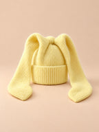Gorro de mujer con orejas de conejo de punto y ganchillo, color amarillo, vista frontal