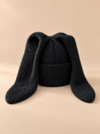 Gorro de mujer con orejas de conejo de punto y ganchillo, color negro, vista frontal