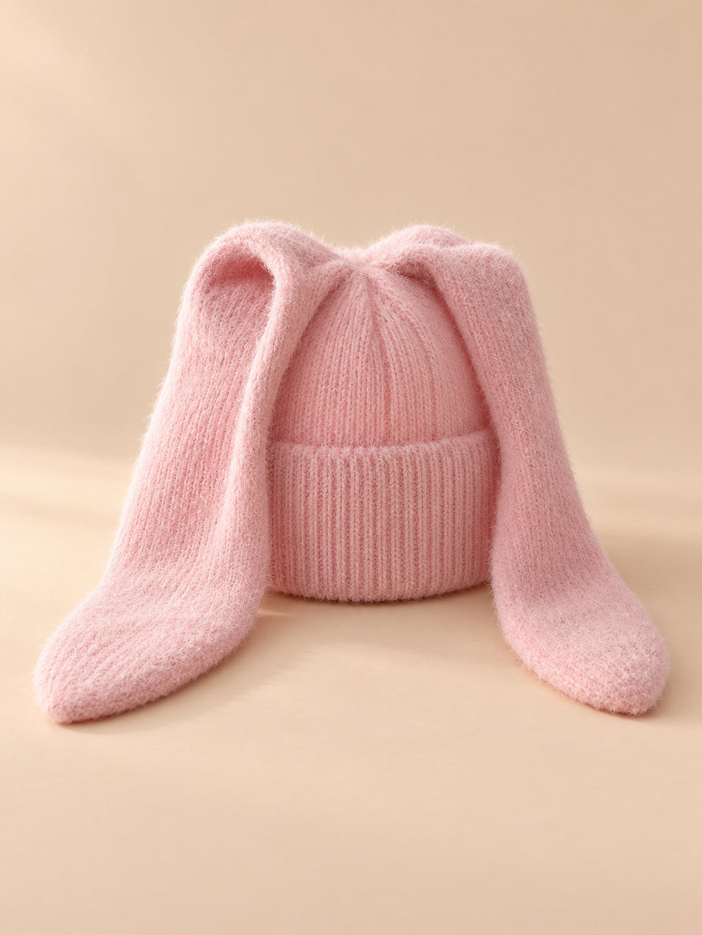 Gorro de mujer con orejas de conejo de punto y ganchillo, color rosa, vista frontal