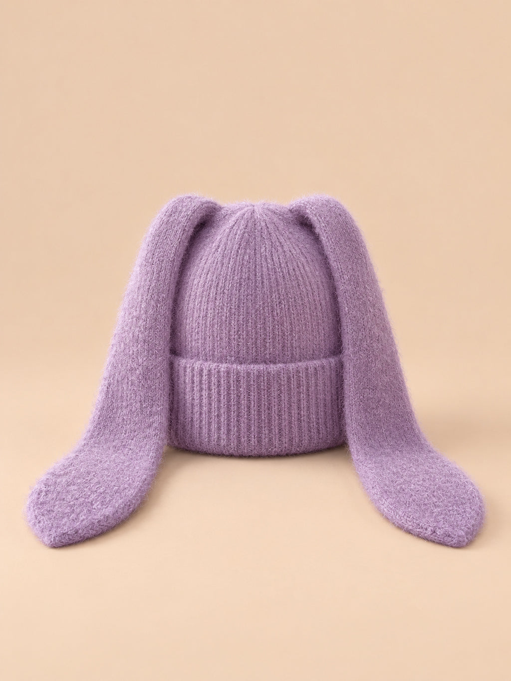 Gorro de mujer con orejas de conejo de punto y ganchillo, color violeta, vista frontal