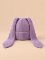 Gorro de mujer con orejas de conejo de punto y ganchillo, color violeta, vista frontal