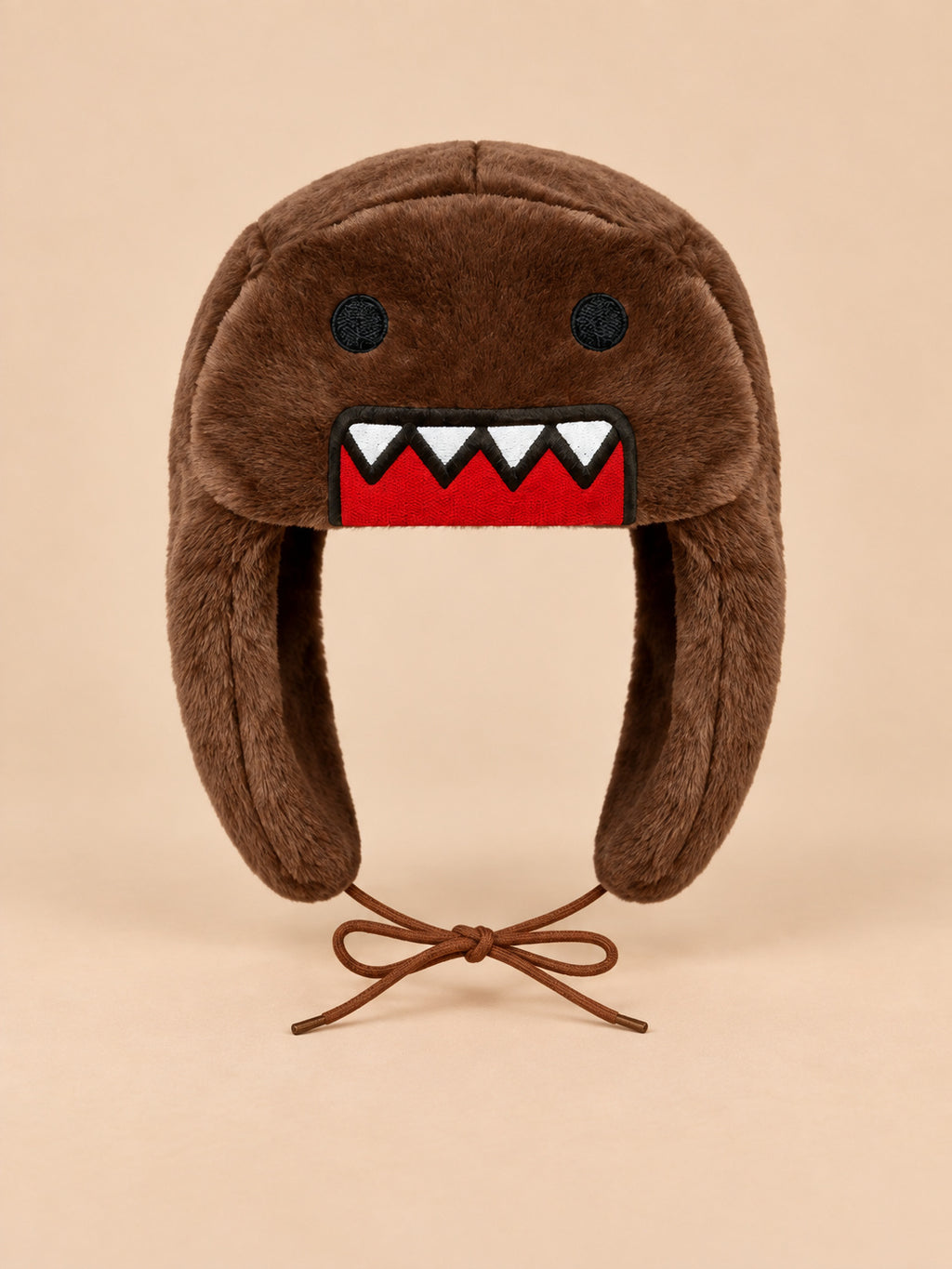 Gorro cálido con orejeras y dibujos animados, color marrón, vista frontal en la fotografía del producto