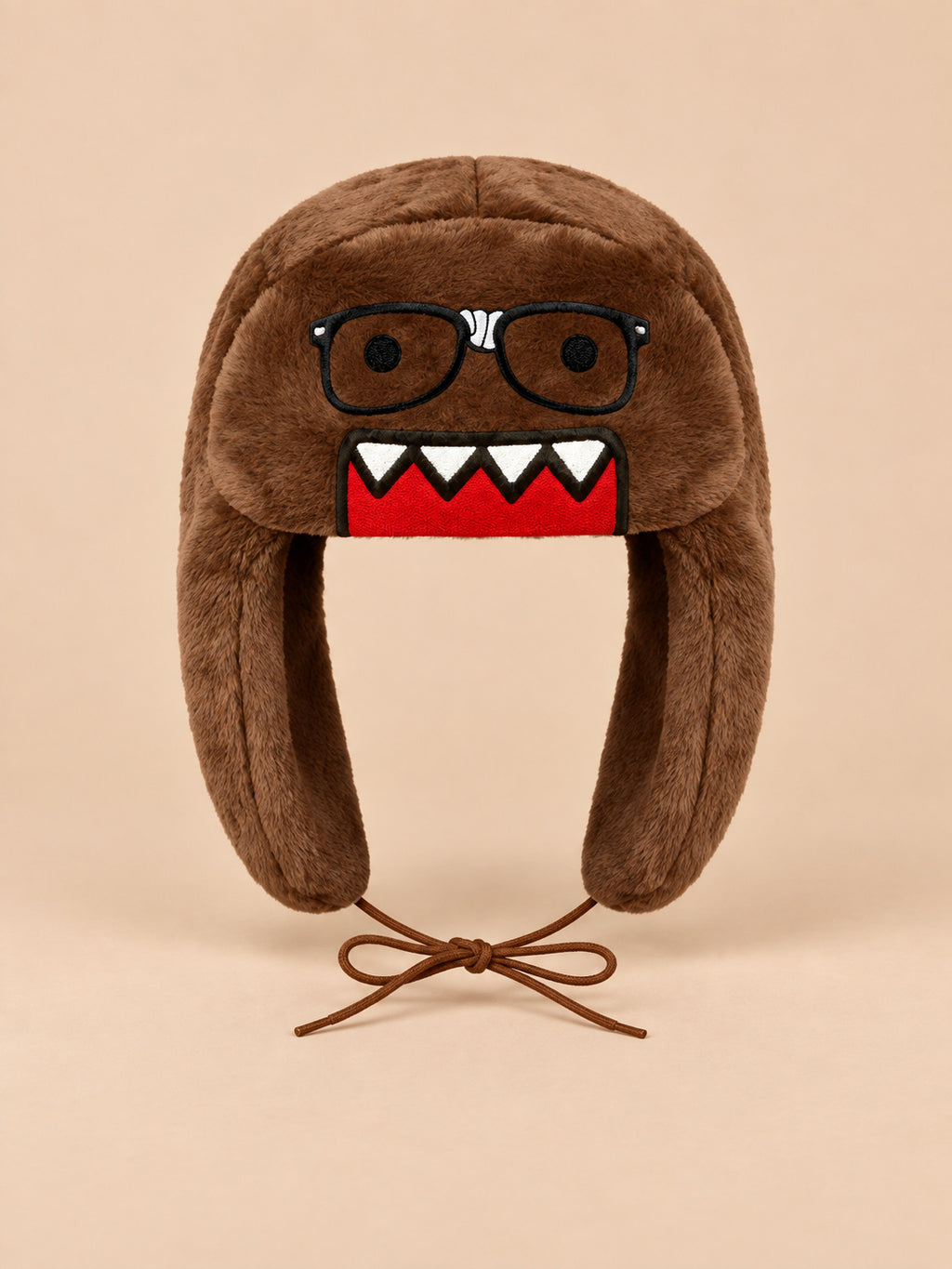 Gorro cálido con orejeras y dibujos animados, color óxido, vista frontal en la fotografía del producto