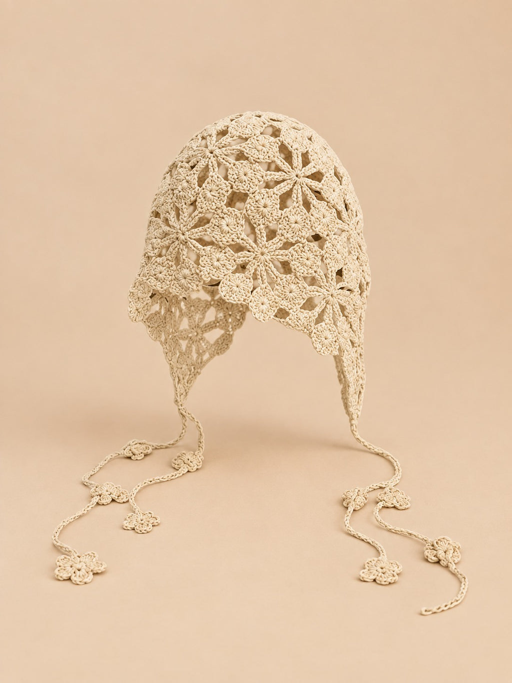 Bonnet pêcheur ajouré au crochet, beige, vue de face