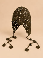 Gorro de pescador calado de ganchillo, color marrón, vista frontal en la fotografía del producto